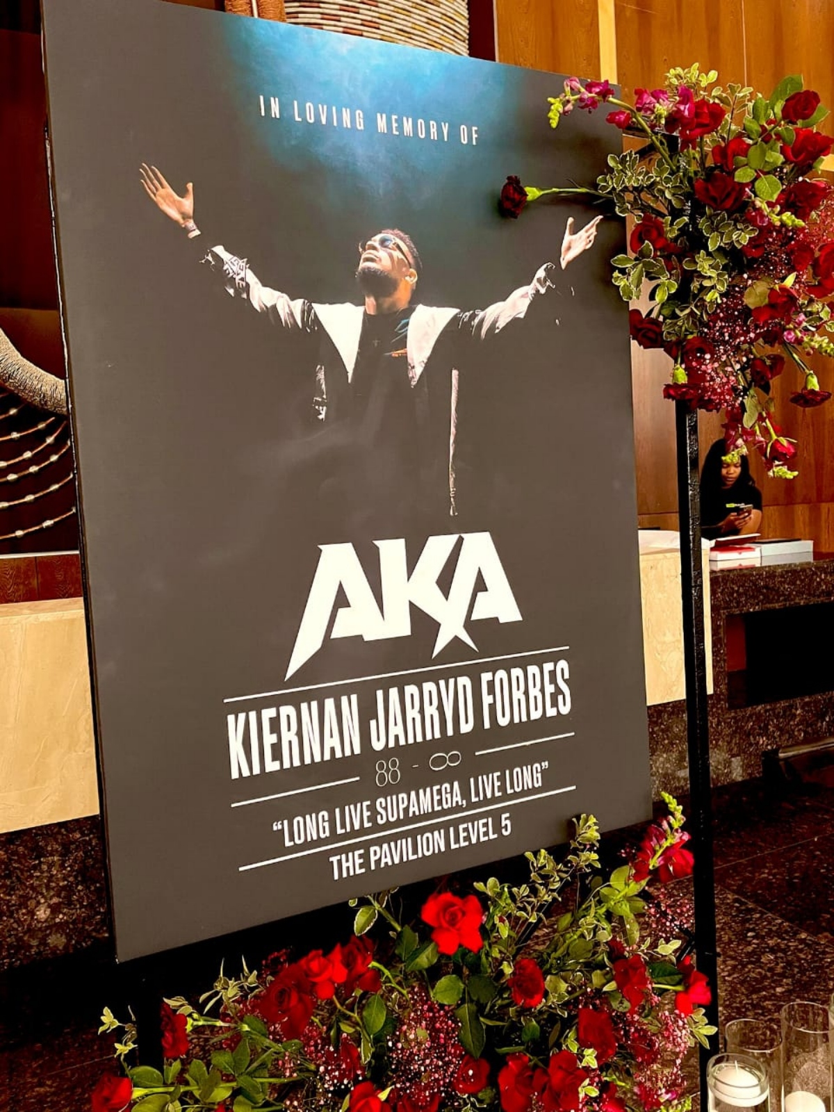 Fans and celebrities come in their numbers to pay their last respect at